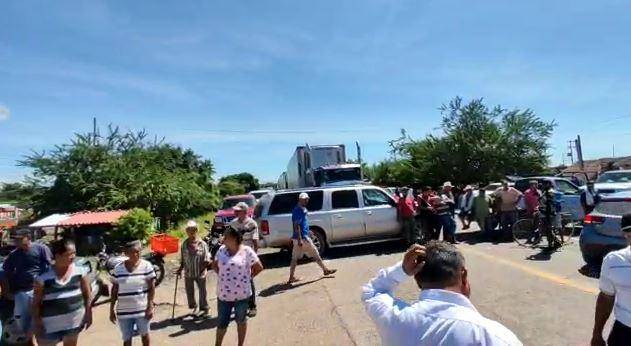 Vecinos de La Concha, Escuinapa cierran la carretera federal México 15.