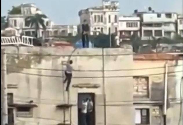 La foto, tomada del video, en el momento en que una persona que protestaba contra la dictadura de Miguel Díaz-Canel es reprimida por agentes de seguridad del régimen.