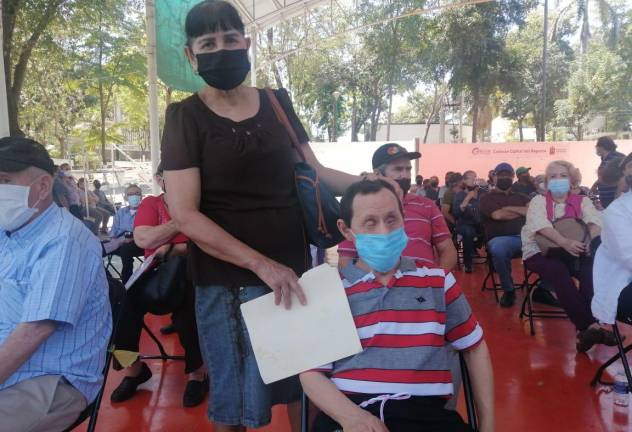 Héctor, de 61 años y con síndrome Down, recibe la vacuna de la mano de su hermana