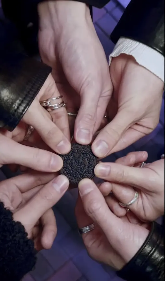 $!Las Galletas Oreo &amp; BTS Edición Limitada están rellenas de una crema dulce que reinterpreta los sabores del hotteok, un panqueque caliente relleno de azúcar morena, popular en los mercados callejeros coreanos