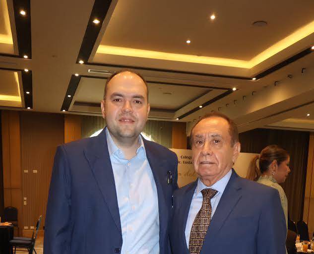 Con desayuno y conferencia, celebran abogados su día