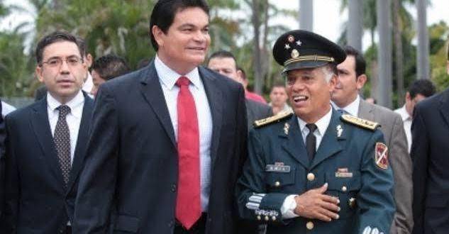 El General Moisés Melo García con el entonces Gobernador de Sinaloa Mario López Valdez.
