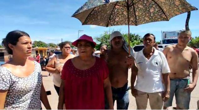 $!Pobladores de La Concha, en Escuinapa, cierran carretera para demandar la presencia de Quirino