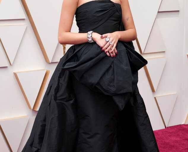Desfilan celebridades por la alfombra roja de los Oscar 2022
