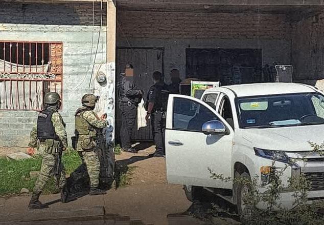 $!Ejército ‘revienta’ casa y libera a dos hombres privados de su libertad en Mazatlán