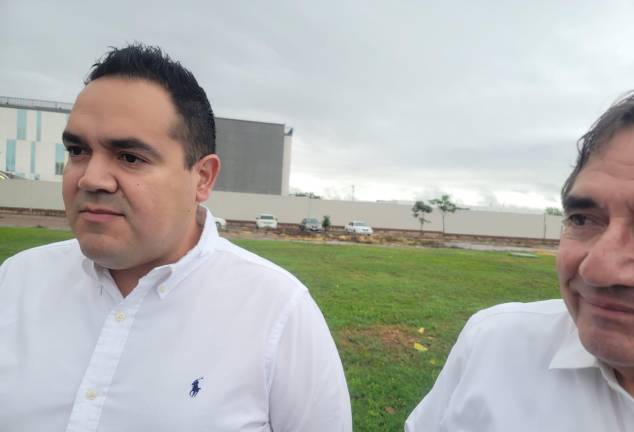 Héctor Melesio Cuén Díaz llegó este martes a la Sede de Justicia Penal Acusatorio y Oral en Culiacán en compañía de su padre, Héctor Melesio Cuén Ojeda.