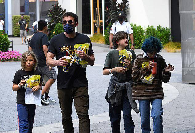 Hace tiempo, el actor fue visto con los hijos de ambos en un parque de diversiones.