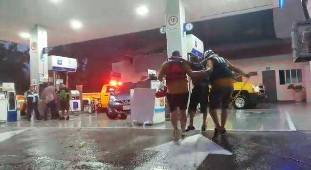 Traen lluvias de madrugada encharcamientos e inundaciones a Culiacán; hay una persona rescatada