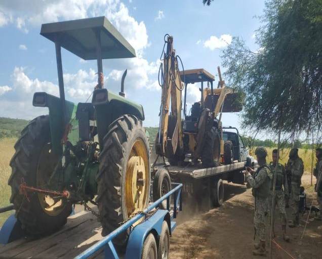 Ejército asegura droga, tractores y retroexcavadora en operativo en Culiacán