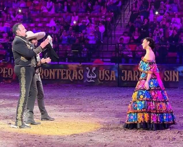 Pepe Aguilar canta ‘Las mañanitas’ a Ángela por su cumpleaños en concierto