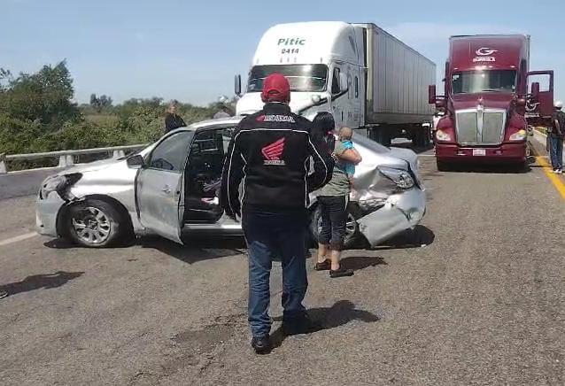 $!Auto choca contra muro de contención en la Autopista Mazatlán-Culiacán; no hay lesionados