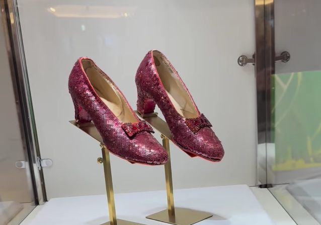 Subastarán zapatillas de rubí de la película ‘El Mago de Oz’