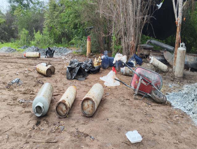 $!Ejército asegura presunta droga y desmantela laboratorio clandestino en Cosalá