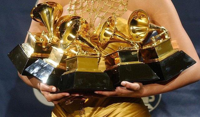 Premios Grammy 2022 se suspenden por aumento de casos de la variante Ómicron.