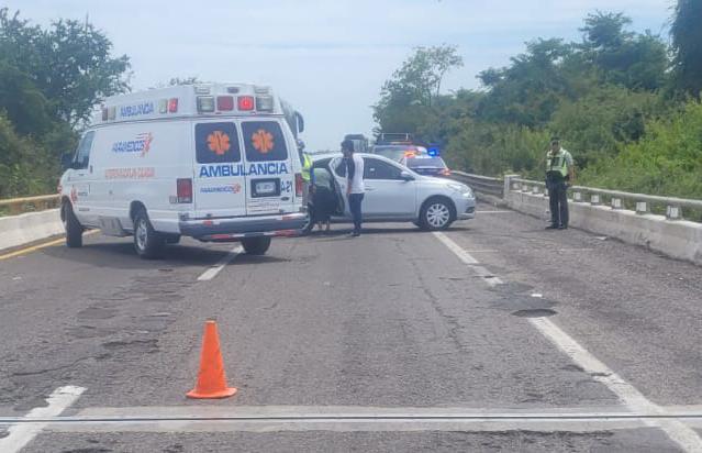 $!Auto choca contra muro de contención en la Autopista Mazatlán-Culiacán; no hay lesionados