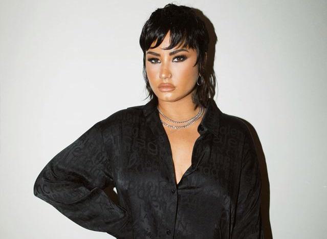 Demi Lovato le canta a supuestos ‘fantasmas’ en habitación abandonada