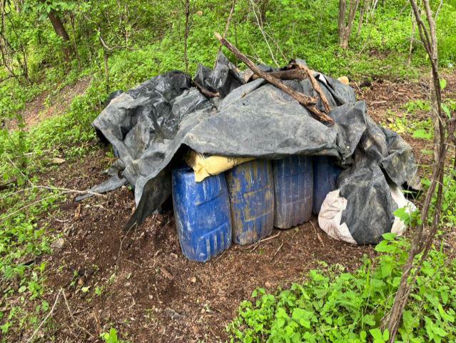 $!Ejército asegura presunta droga y desmantela laboratorio clandestino en Cosalá