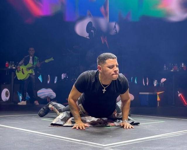 Eduin Caz se lesiona al bailar en concierto; se tomará un descanso para recuperarse