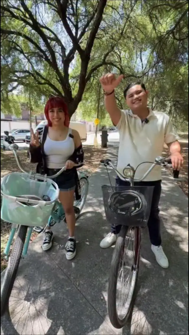 $!Los intérpretes en una escena del video oficial.