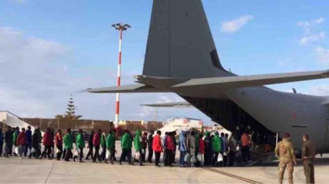 EU envía los primeros vuelos con migrantes al centro de detención de Guantánamo, en Cuba