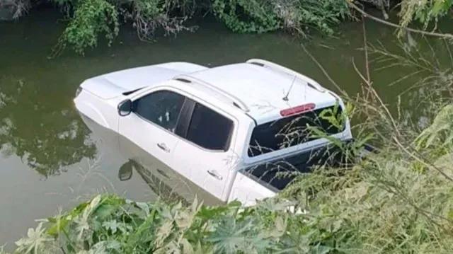 Tras el ataque a balazos, el vehículo cayó dentro de un canal en la colonia Lomas del Real de Jarachina Sur.