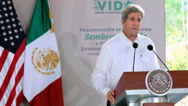 John Kerry en su visita a México donde le presentan el programa Sembrando Vida.
