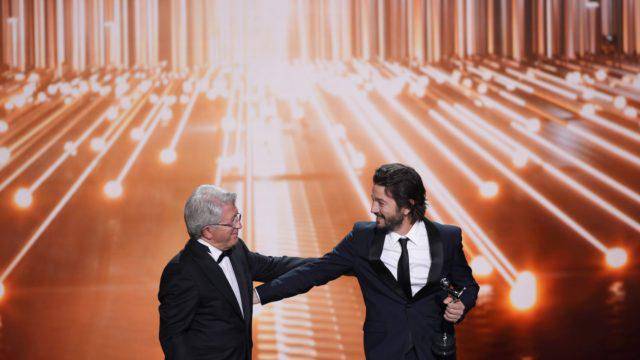 Recibe Diego Luna el Premio de Honor por su trayectoria en Los Premios Platino