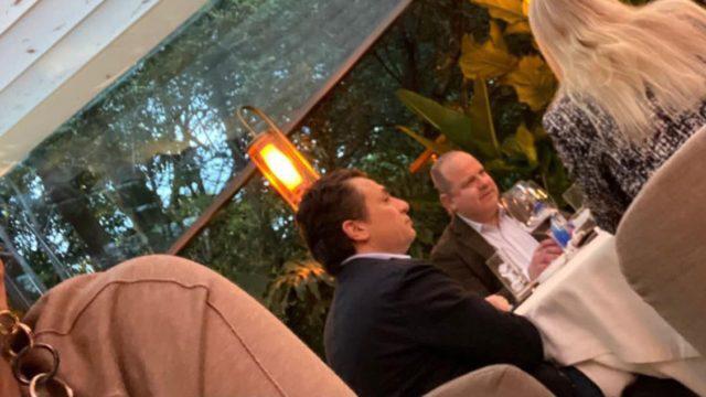 Emilio Ricardo Lozoya Austin, ex director general de Pemex, fue captado el sábado cenando con un grupo de personas en un lujoso restaurante.