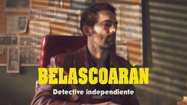 Luis Gerardo Méndez caracterizado como el detective Héctor Belascoarán Shayne.