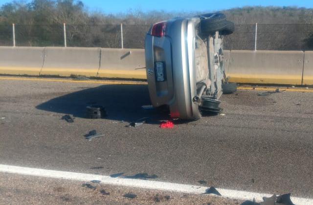 Automovilista choca contra torton en la autopista Mazatlán-Culiacán y vuelca; trasladan a Mazatlan a dos lesionados.