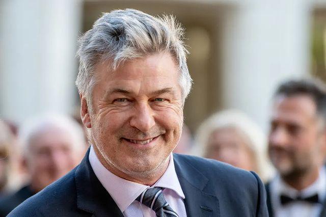 Retiran cargos por homicidio involuntario contra Alec Baldwin