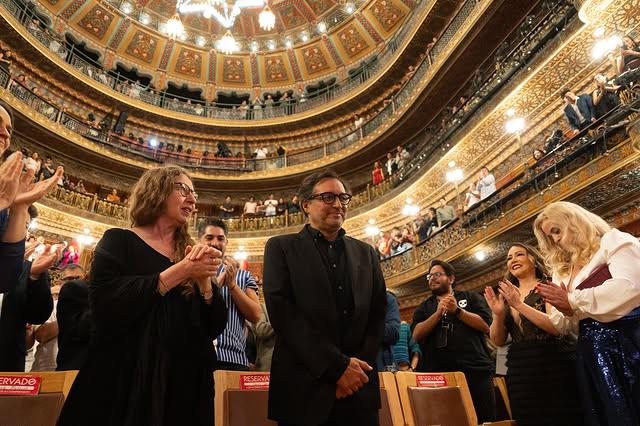 $!El público ovacionó al director de cine.