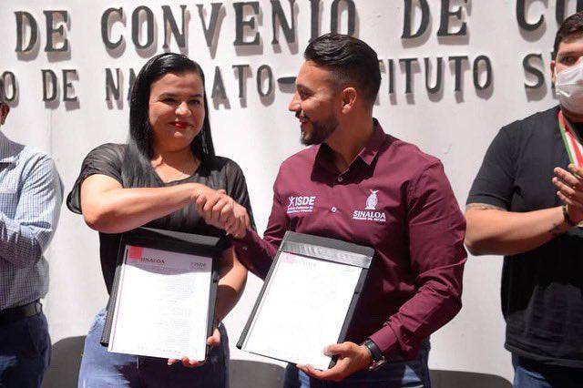 La Presidenta Municipal Margoth Urrea y el titular del Isde, Julio César Cascajares Ramírez, se felicitan tras la firma del convenio.