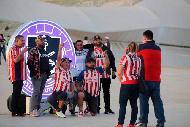 Aficionados de las Chivas se toman la fotografía del recuerdo en el escudo de Mazatlán FC.