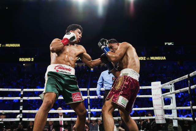 $!Jaime Munguía se corona campeón supermedio de la AMB en Las Vegas