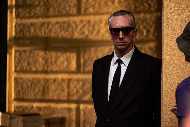Comparten primeras imágenes de Adam Driver como Enzo Ferrari en ‘Ferrari’, de Michael Mann