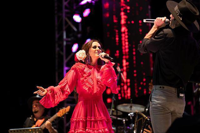 Edith Márquez comparte con su hijo el escenario y le llueven halagos