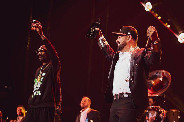 Banda MS y Snoop Dogg brindan homenaje a Vicente Fernández.