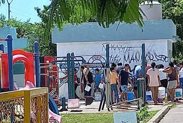 La gente sin agua, desesperada, abre registros de Telmex en Mazatlán para sacar el agua sucia estancada y llevarla a casa