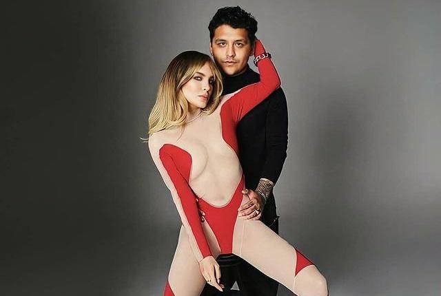 A través de una entrevista, Christian Nodal revela cómo surgió su relación con Belinda.