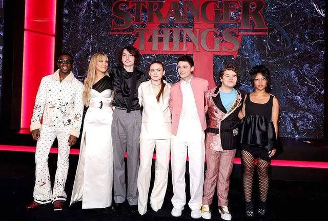El elenco de ‘Stranger Things’ durante la premiere.