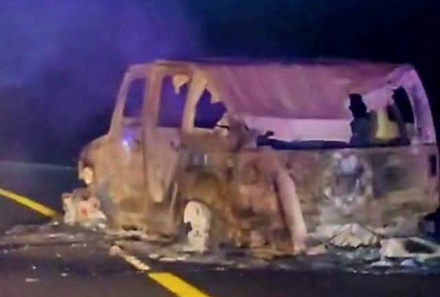 El vehículo calcinado donde encontraron dos cuerpos tras un enfrentamiento armado.