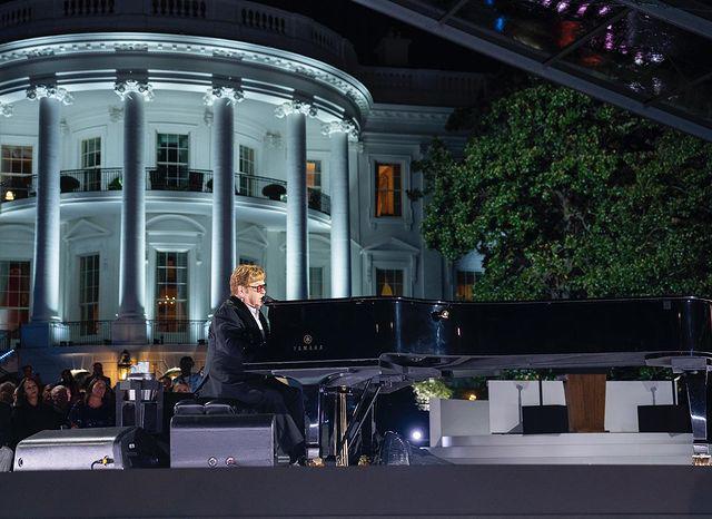 Joe Biden rinde homenaje a Elton John en su Farewell Yellow Brick Road