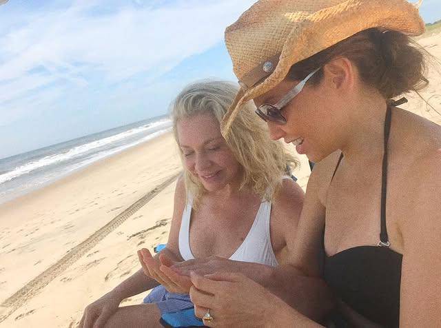 Thalía celebra a su hermana Ernestina Sodi en el que sería su cumpleaños 65