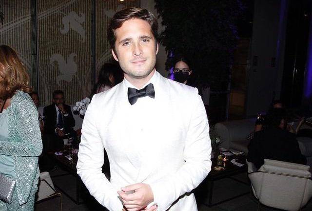 Recrean el tema “Cómo es posible que a mi lado”, de Luis Miguel, pero con Diego Boneta.