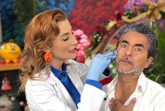 Raúl Araiza se somete a tratamiento de belleza y termina con el rostro desfigurado en pleno programa en vivo.