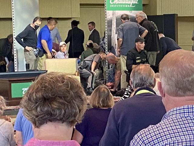 Atacan en Nueva York al escritor Salman Rushdie