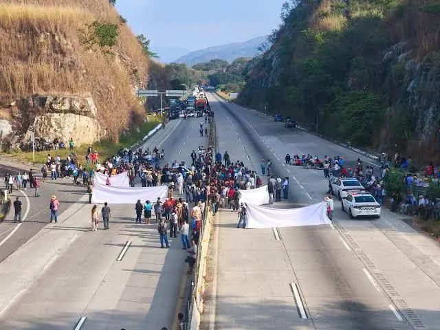 $!Liberan la Autopista del Sol tras 7 horas de bloqueos; pobladores de Juan R. Escudero, Guerrero, exigen retiro de autodefensas