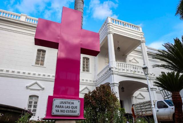 El memorial de los feminicidios instalados frente al Palacio Municipal recuerda que hay delitos que faltan por resolver