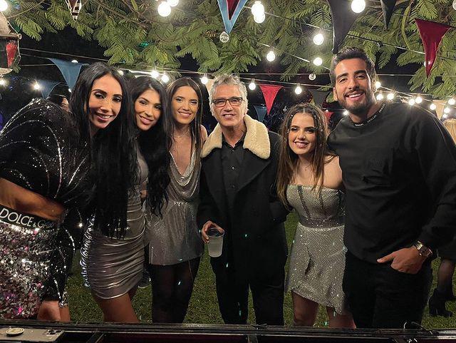 Celebra Alejandro Fernández el cumpleaños de sus gemelas